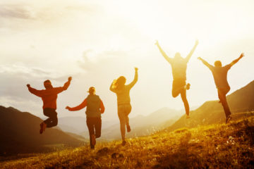 Groupe amis joie randonnée courir nature santé