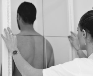 mesure-posture-equilibre-dos-droit Analyse de la posture au posturomètre